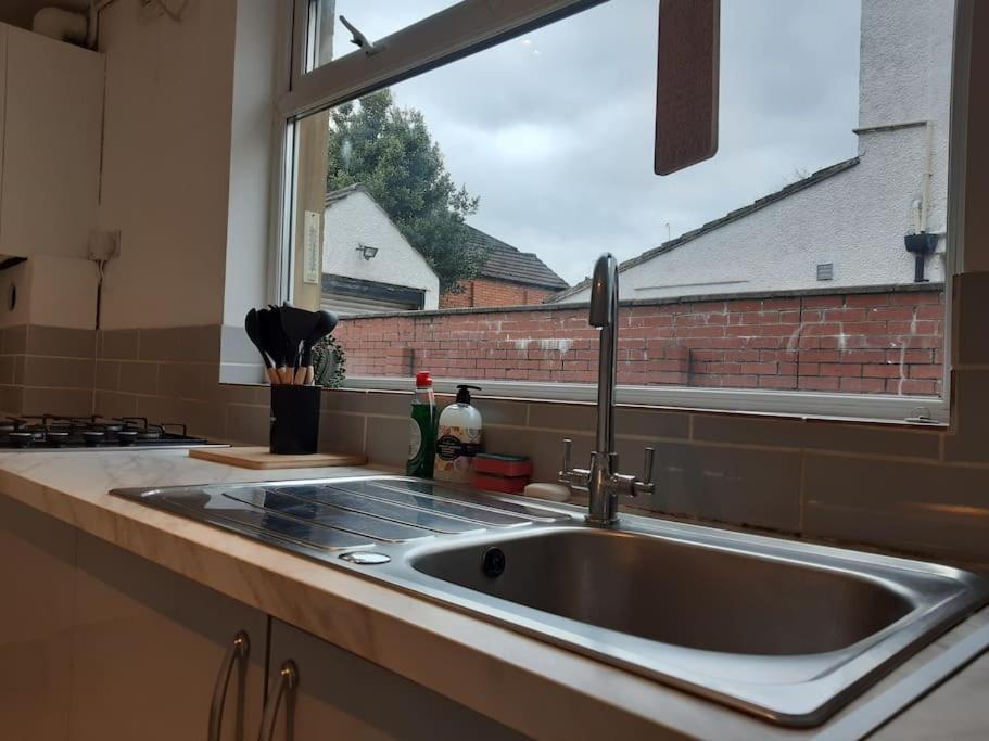 Free Parking Spacious Home Cardiff Exterior foto